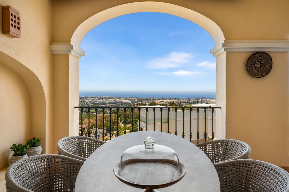 Middle Floor Apartment in La Quinta — photo 4 of 10