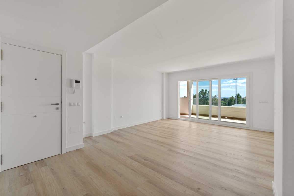 Middle Floor Apartment in Nueva Andalucía — photo 3 of 10