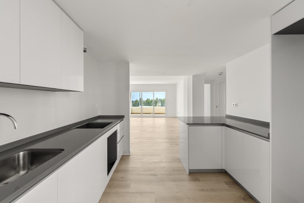Middle Floor Apartment in Nueva Andalucía — photo 5 of 10
