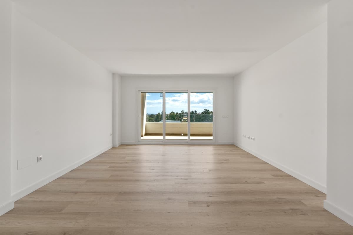 Middle Floor Apartment in Nueva Andalucía — photo 7 of 10