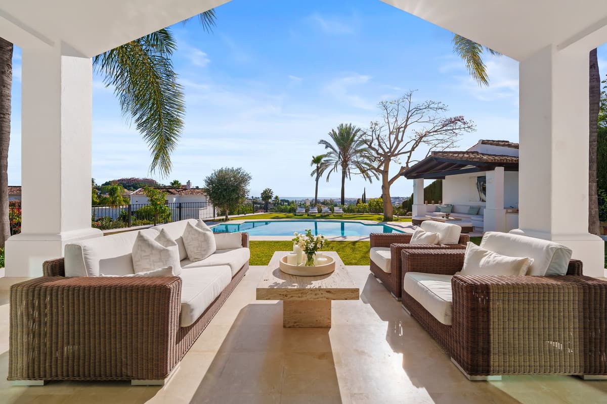 Detached Villa in Nueva Andalucía — photo 1 of 10