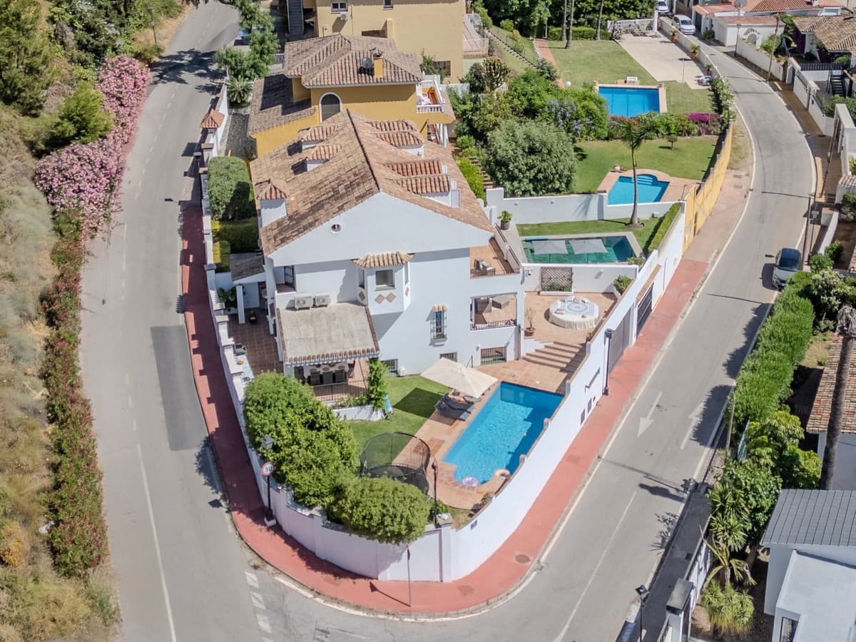 Detached Villa in Nueva Andalucía — photo 1 of 10