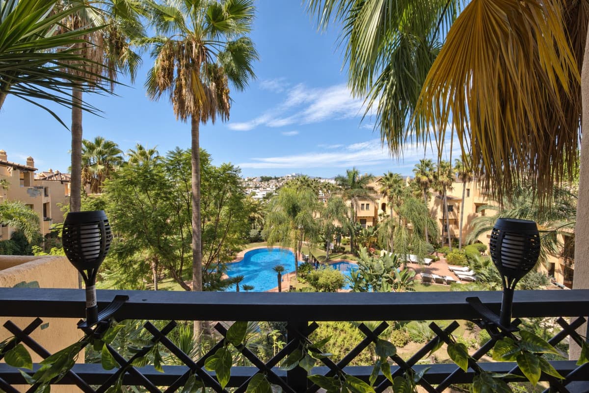 Middle Floor Apartment in Estepona — photo 3 of 10