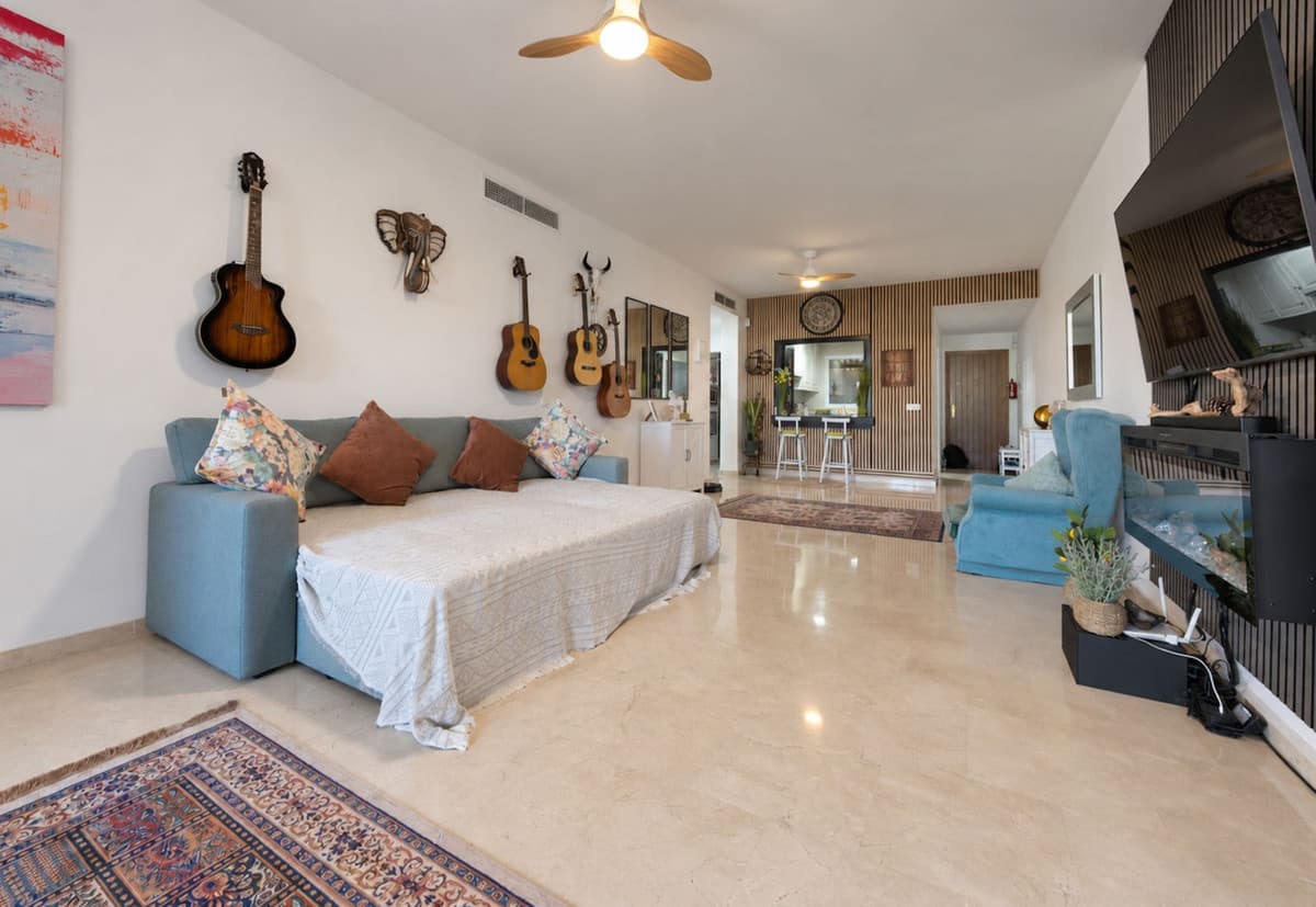 Middle Floor Apartment in Estepona — photo 5 of 10