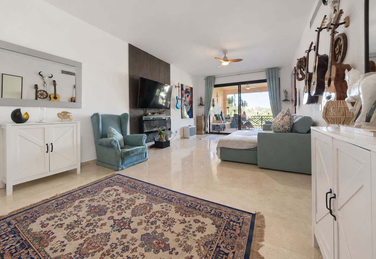 Middle Floor Apartment in Estepona — photo 7 of 10