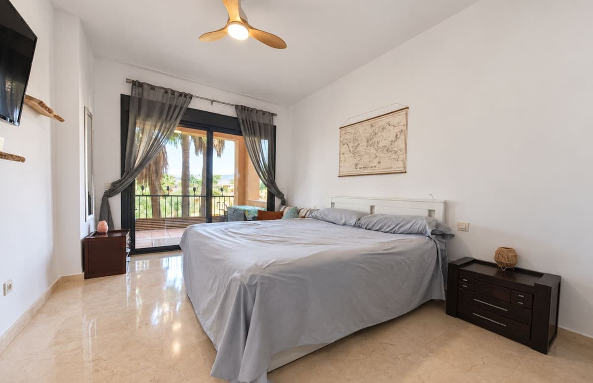 Middle Floor Apartment in Estepona — photo 8 of 10