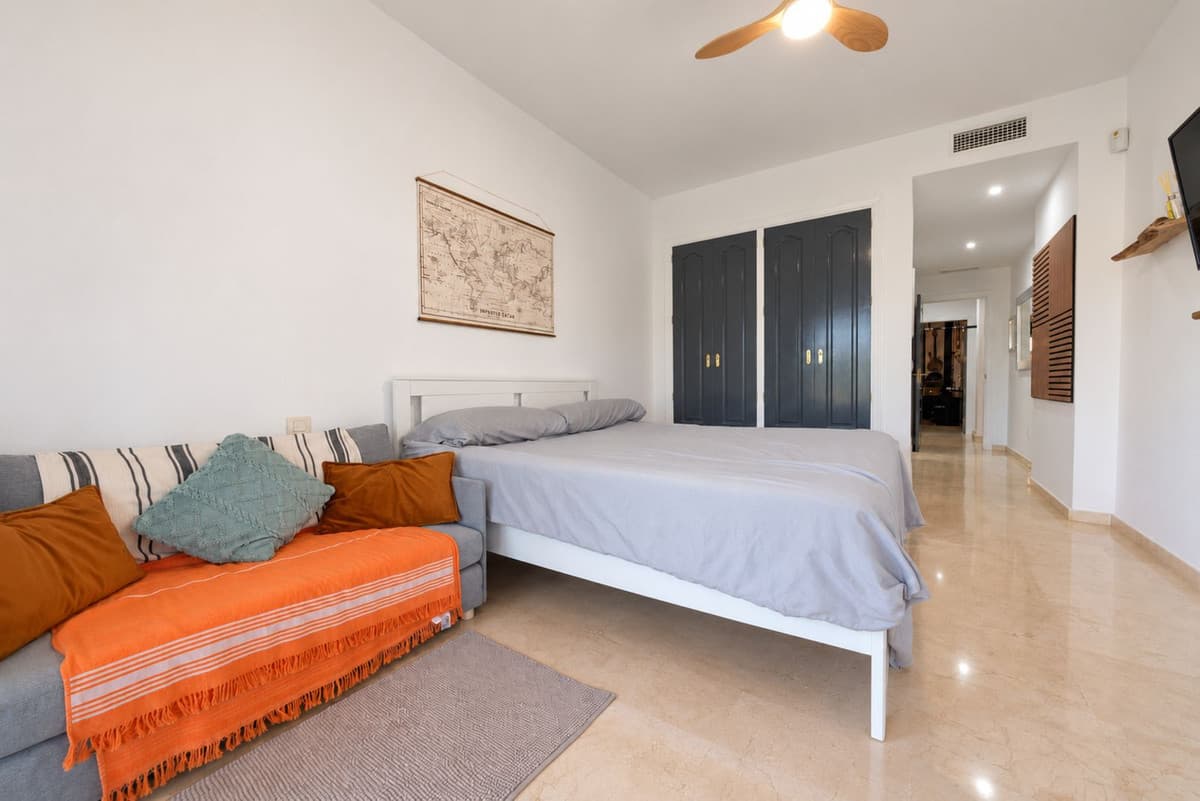 Middle Floor Apartment in Estepona — photo 9 of 10