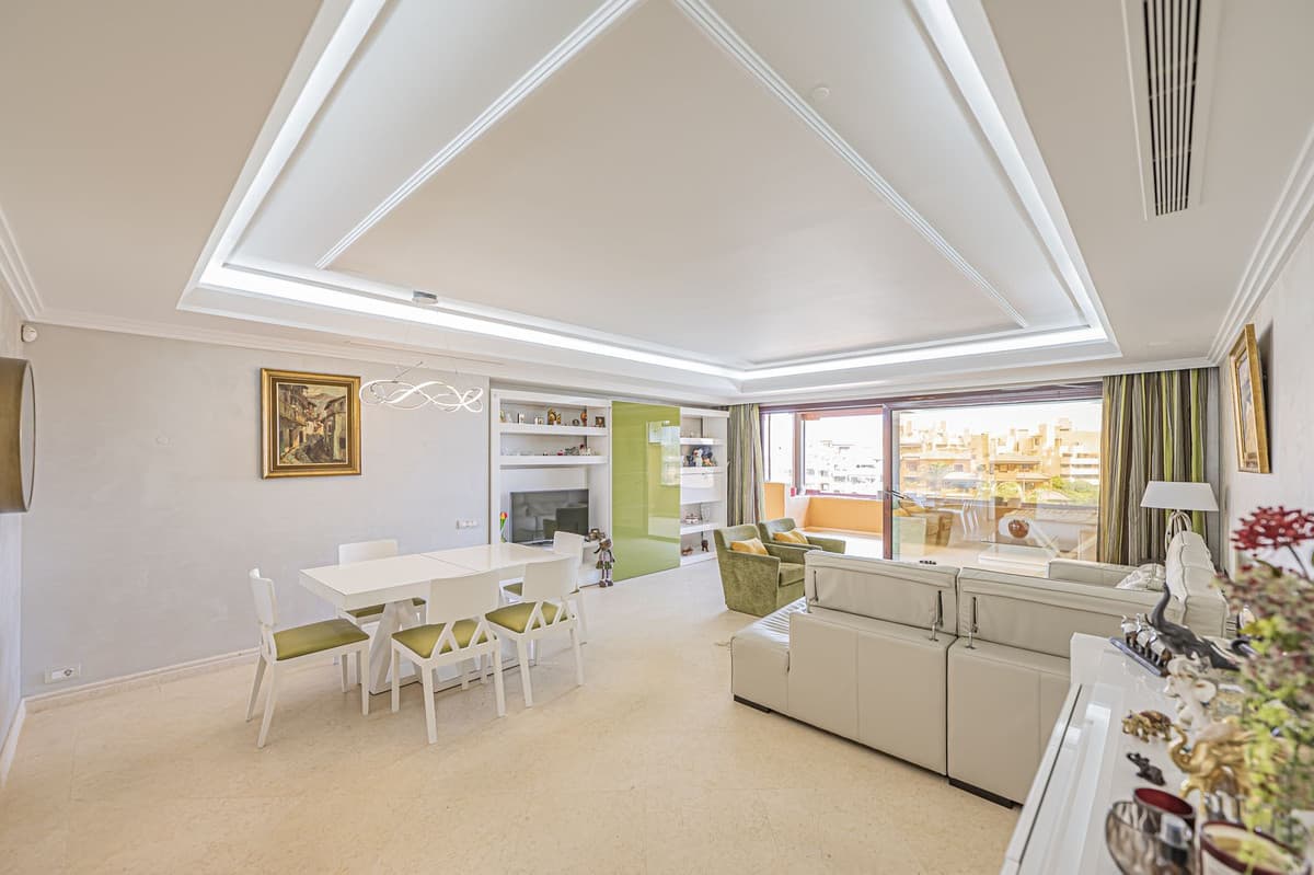 Middle Floor Apartment in Estepona — photo 3 of 10