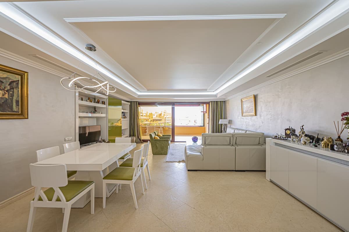 Middle Floor Apartment in Estepona — photo 5 of 10