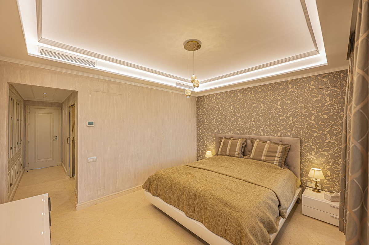 Middle Floor Apartment in Estepona — photo 8 of 10