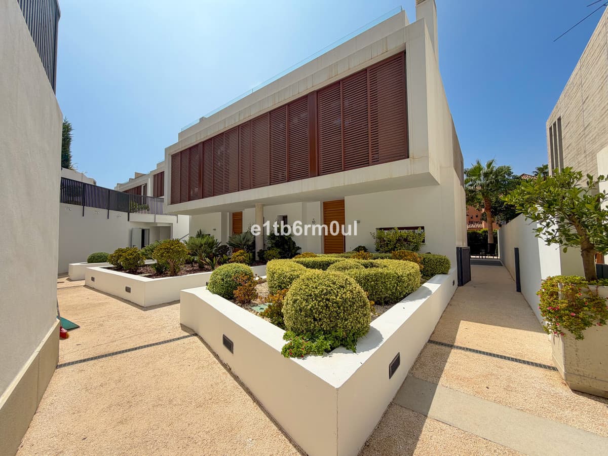 Semi-Detached House in The Golden Mile — photo 3 of 10