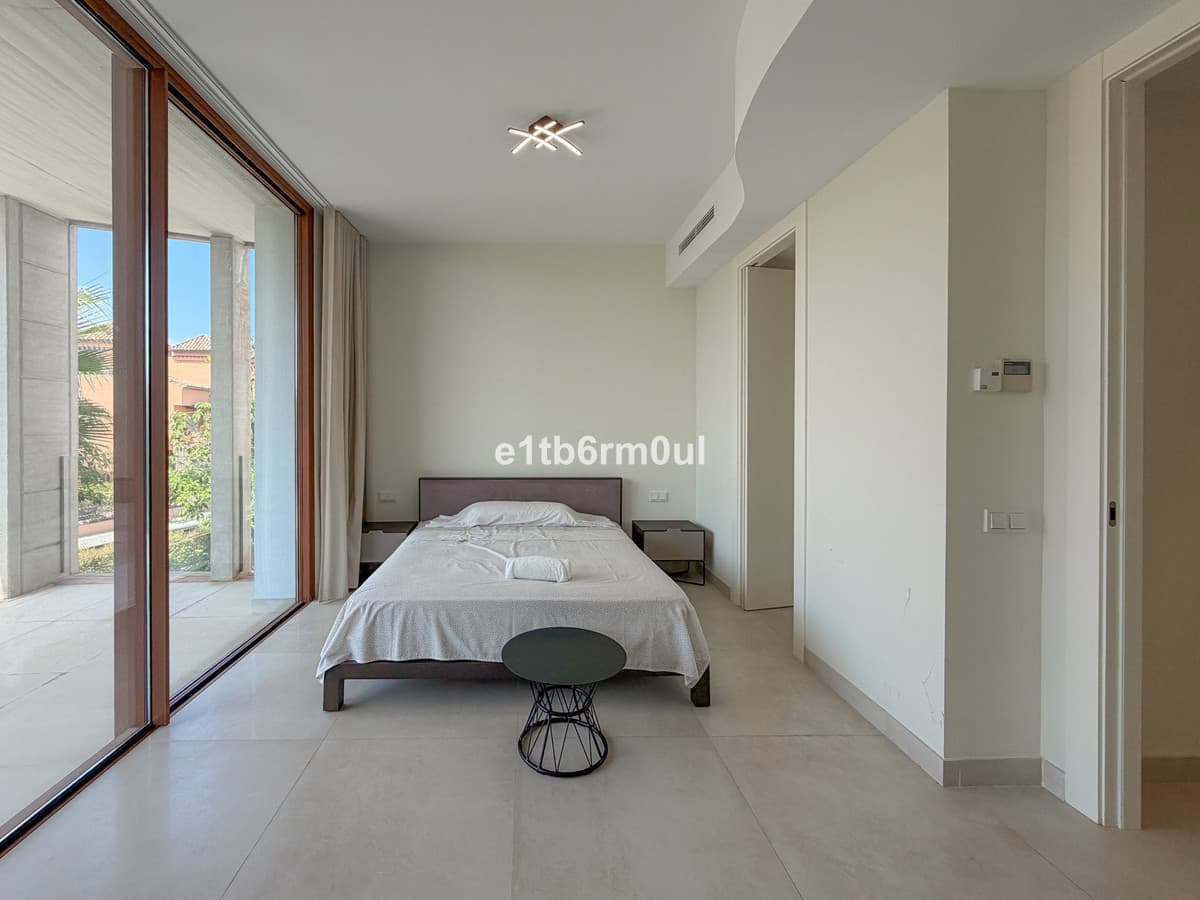 Semi-Detached House in The Golden Mile — photo 5 of 10