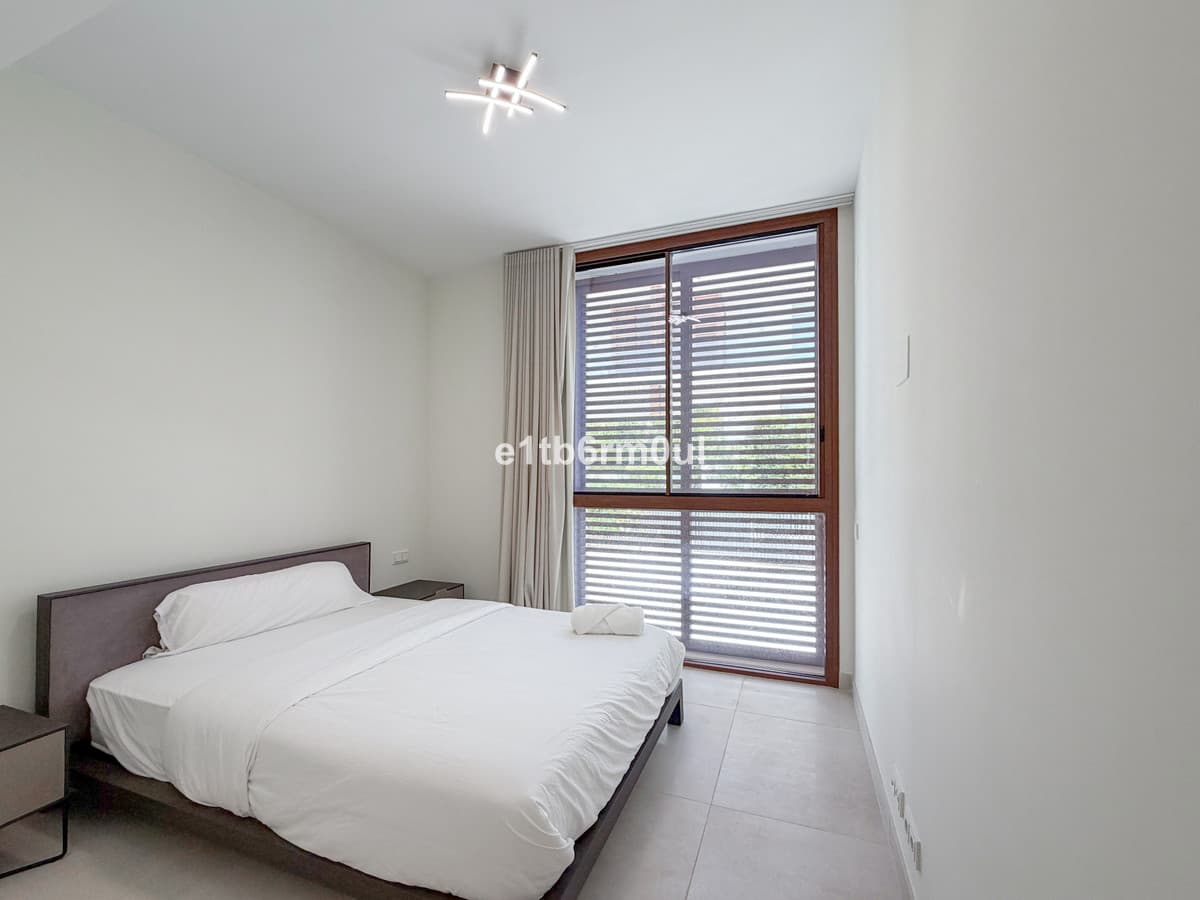 Semi-Detached House in The Golden Mile — photo 7 of 10