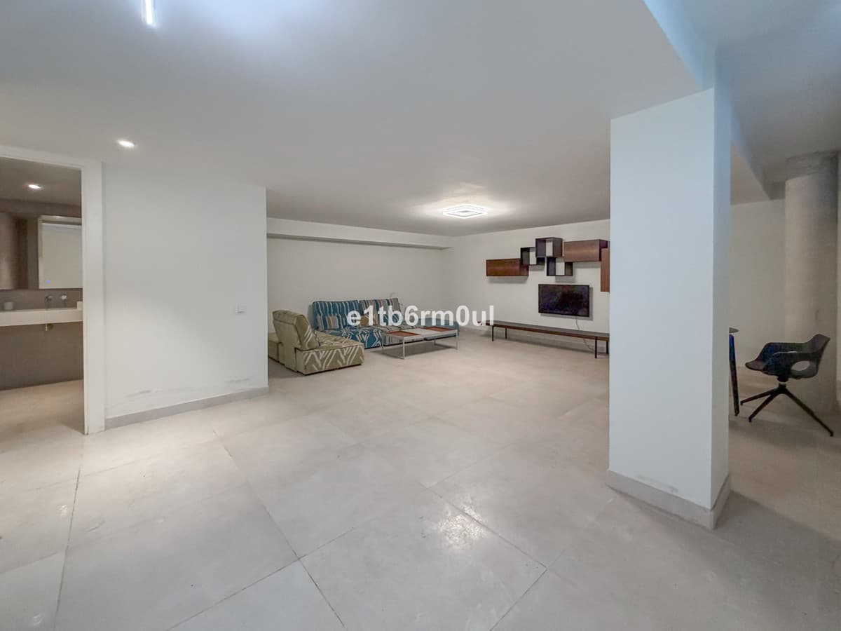 Semi-Detached House in The Golden Mile — photo 9 of 10