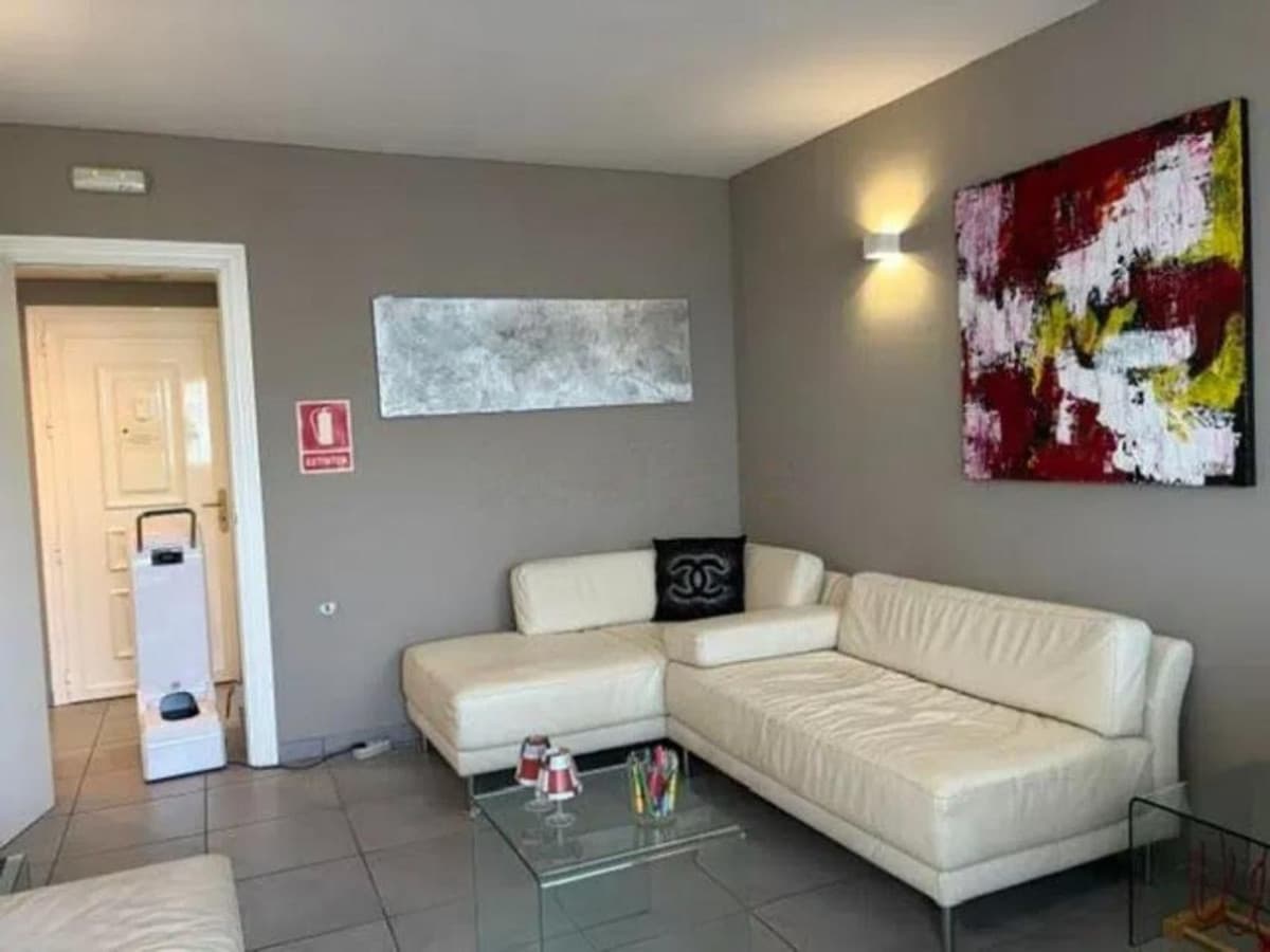 Middle Floor Apartment in Marbella — photo 3 of 10