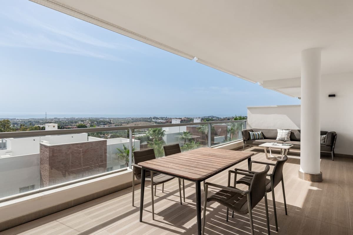 Middle Floor Apartment in Benahavís — photo 2 of 10