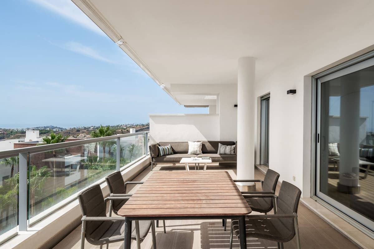 Middle Floor Apartment in Benahavís — photo 3 of 10