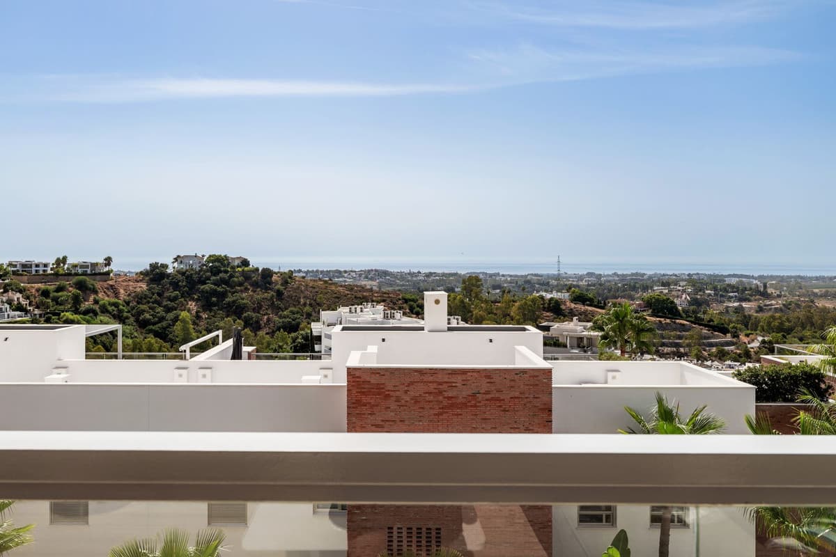 Middle Floor Apartment in Benahavís — photo 8 of 10