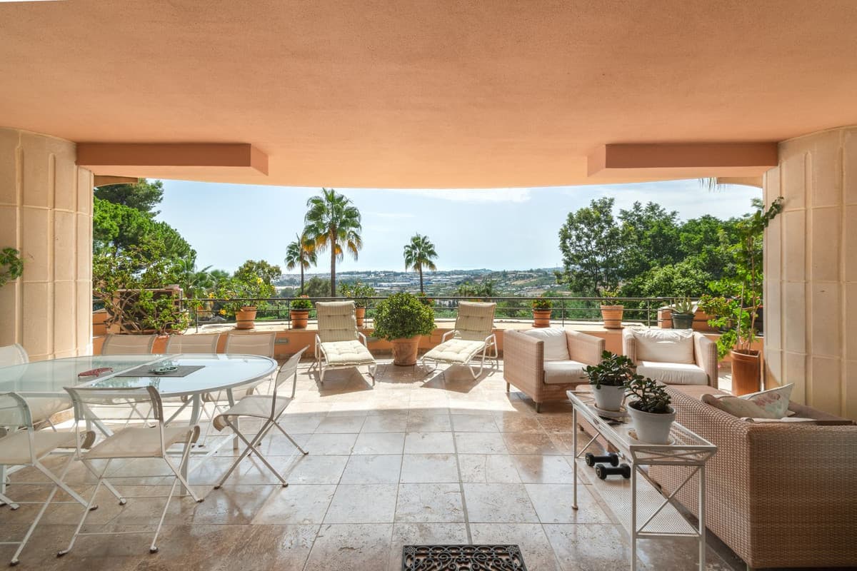 Middle Floor Apartment in Nueva Andalucía — photo 1 of 10