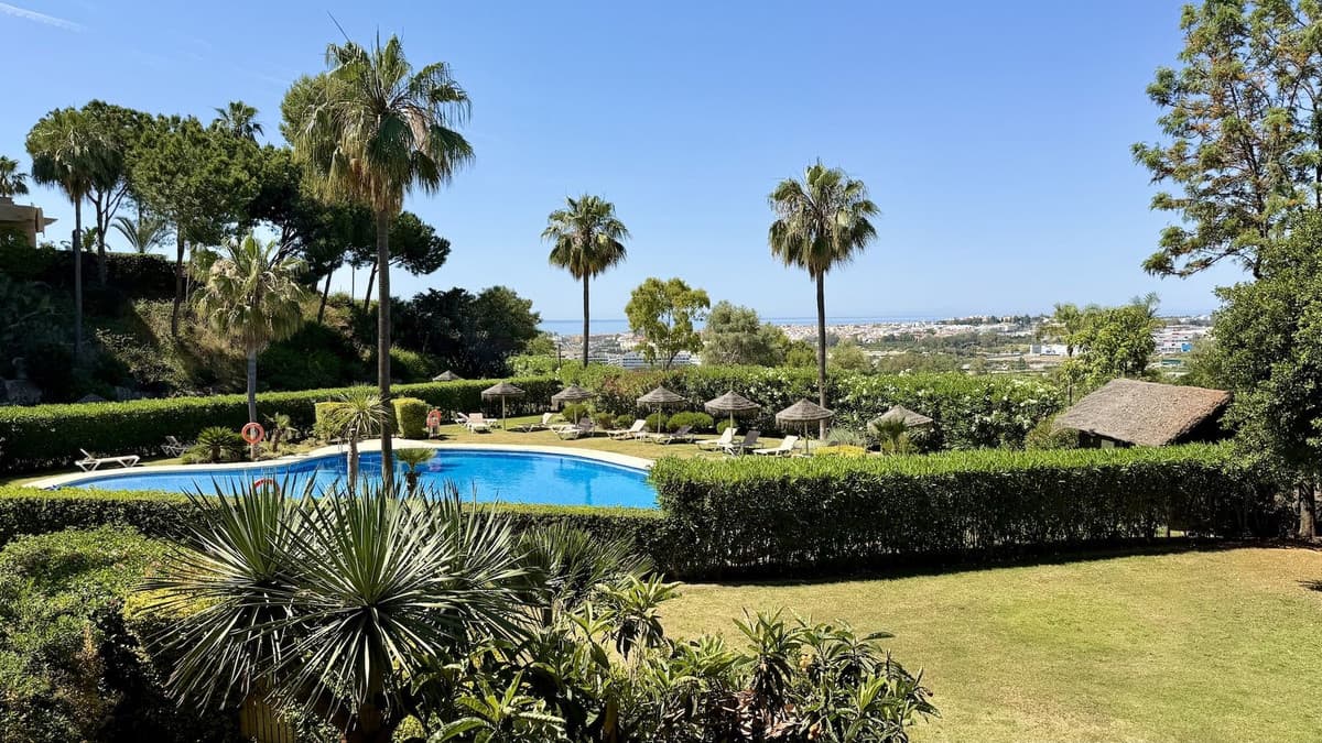 Middle Floor Apartment in Nueva Andalucía — photo 4 of 10