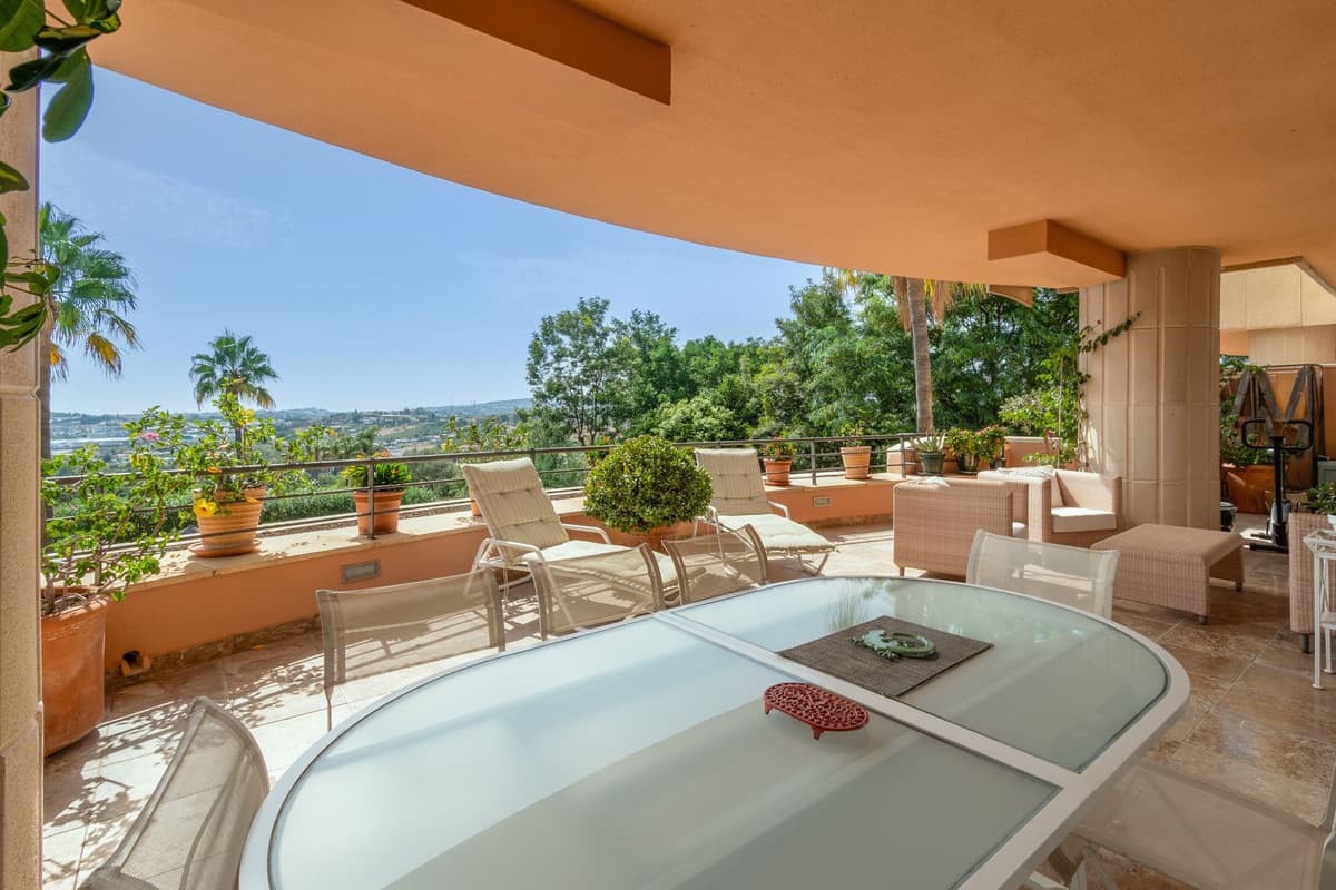 Middle Floor Apartment in Nueva Andalucía — photo 5 of 10