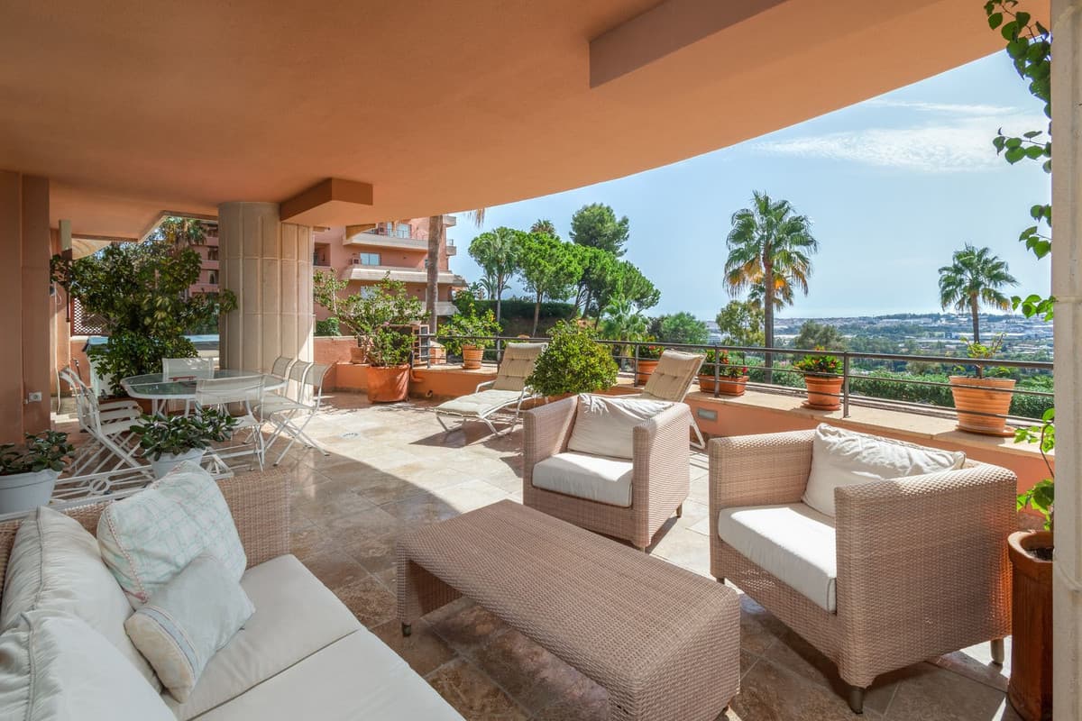 Middle Floor Apartment in Nueva Andalucía — photo 10 of 10