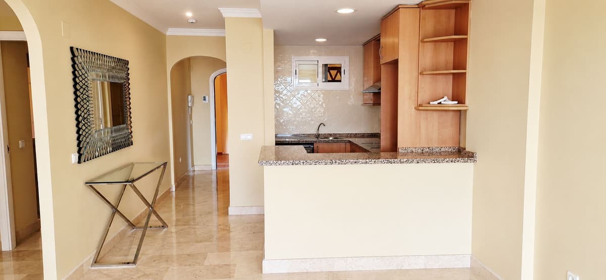 Middle Floor Apartment in Elviria — photo 5 of 10