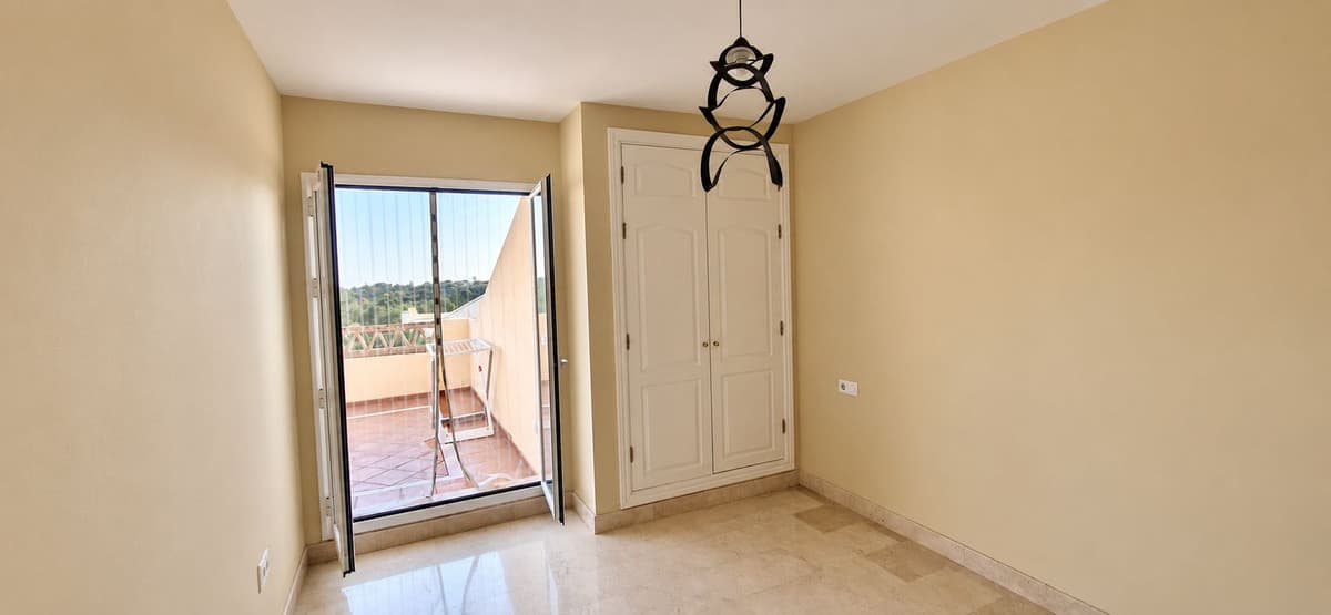 Middle Floor Apartment in Elviria — photo 7 of 10