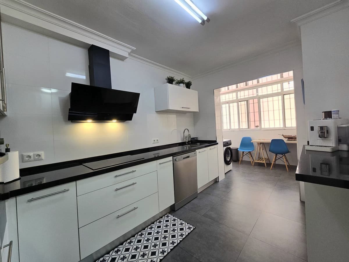 Middle Floor Apartment in Málaga — photo 2 of 10