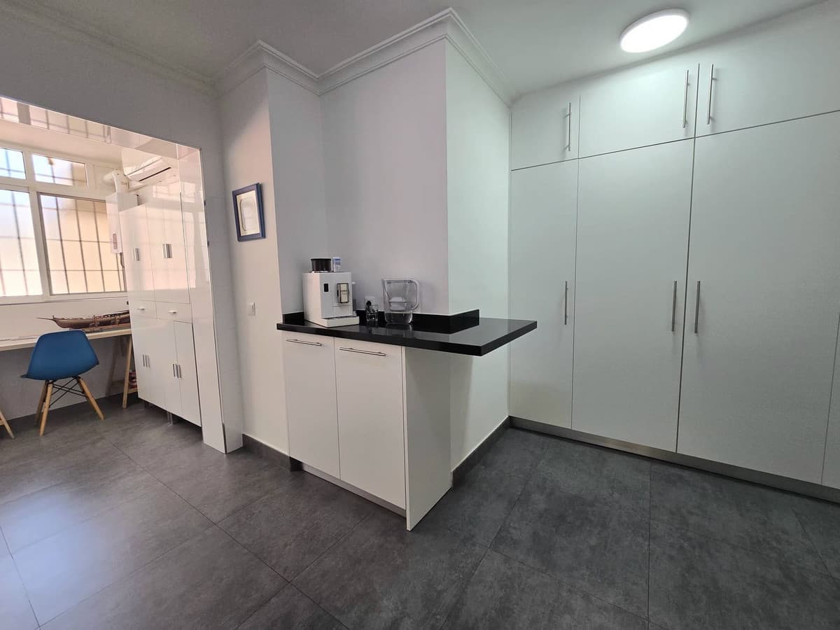 Middle Floor Apartment in Málaga — photo 4 of 10