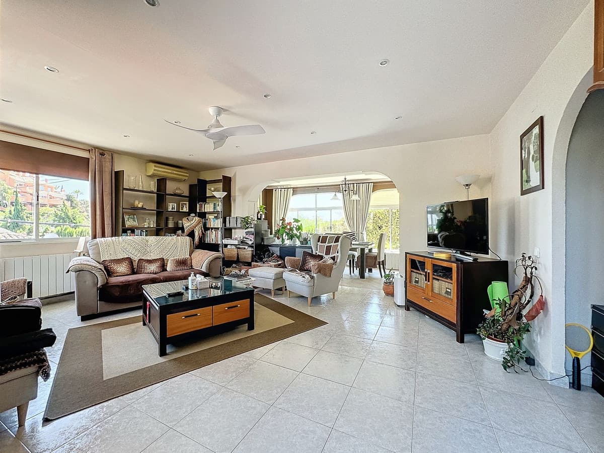 Detached Villa in Nueva Andalucía — photo 1 of 10