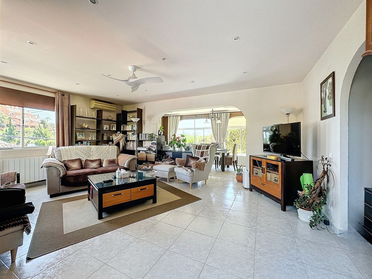 Detached Villa in Nueva Andalucía — photo 3 of 10