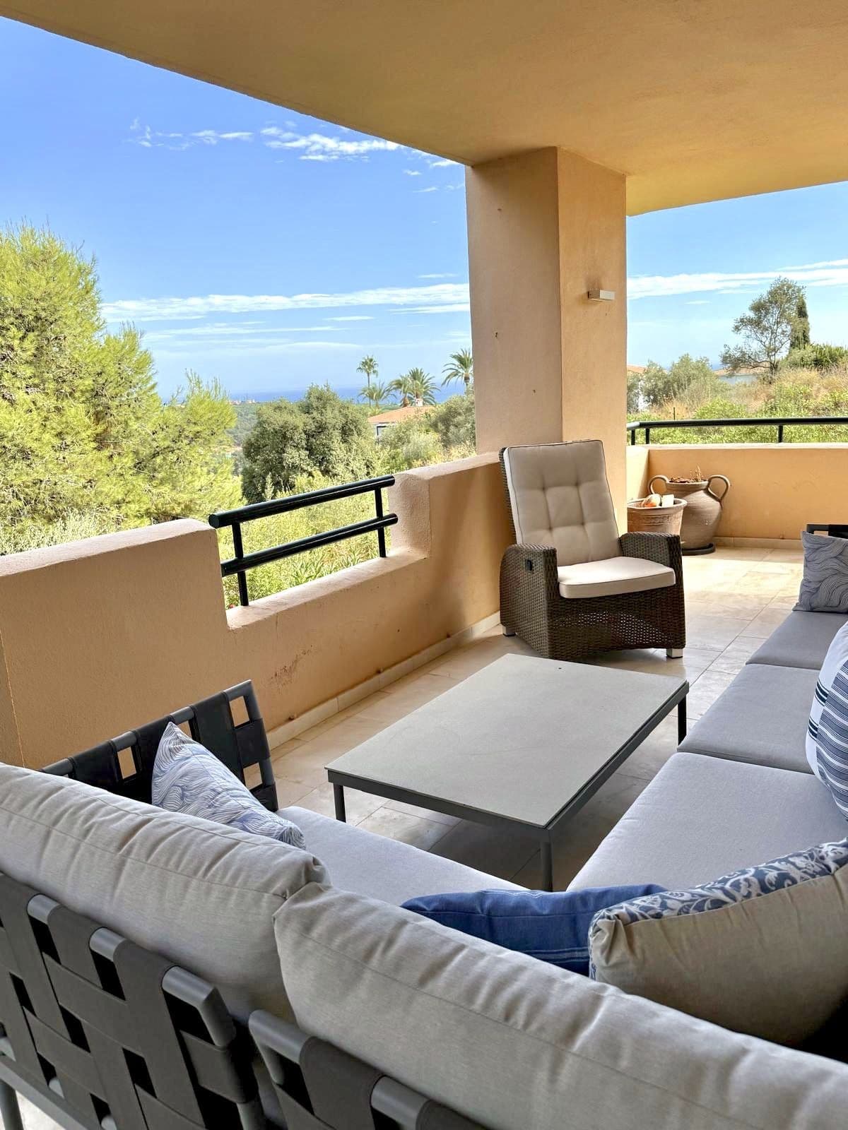 Middle Floor Apartment in Elviria — photo 2 of 10