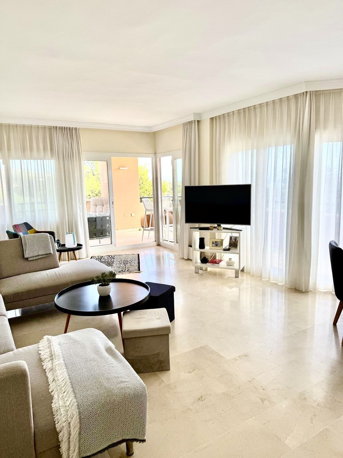 Middle Floor Apartment in Elviria — photo 3 of 10