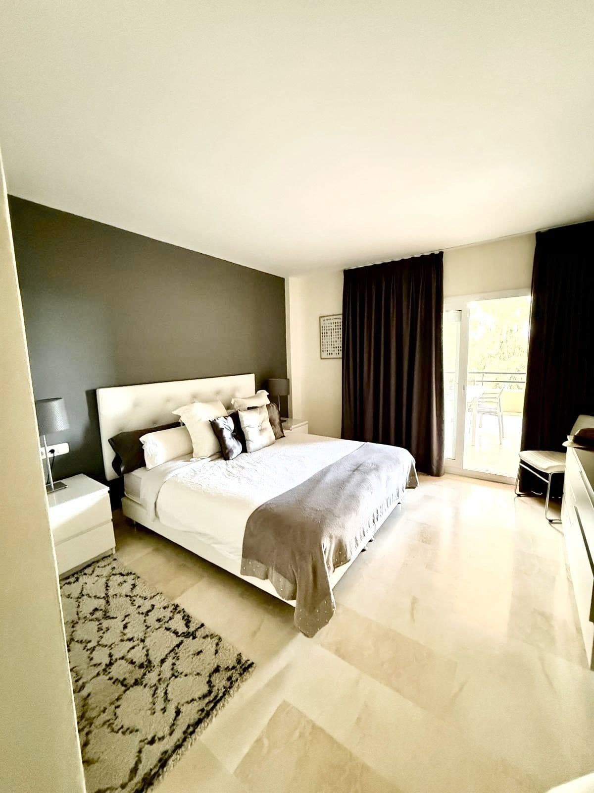 Middle Floor Apartment in Elviria — photo 4 of 10