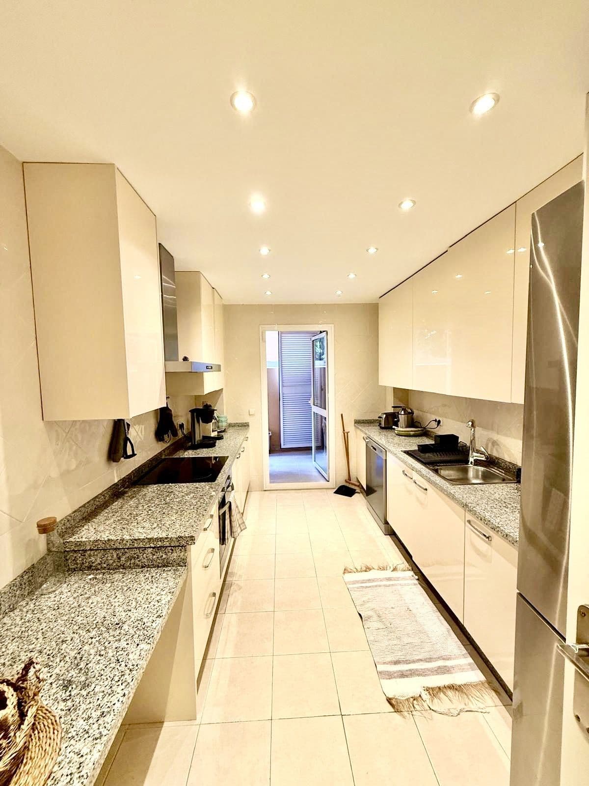 Middle Floor Apartment in Elviria — photo 5 of 10