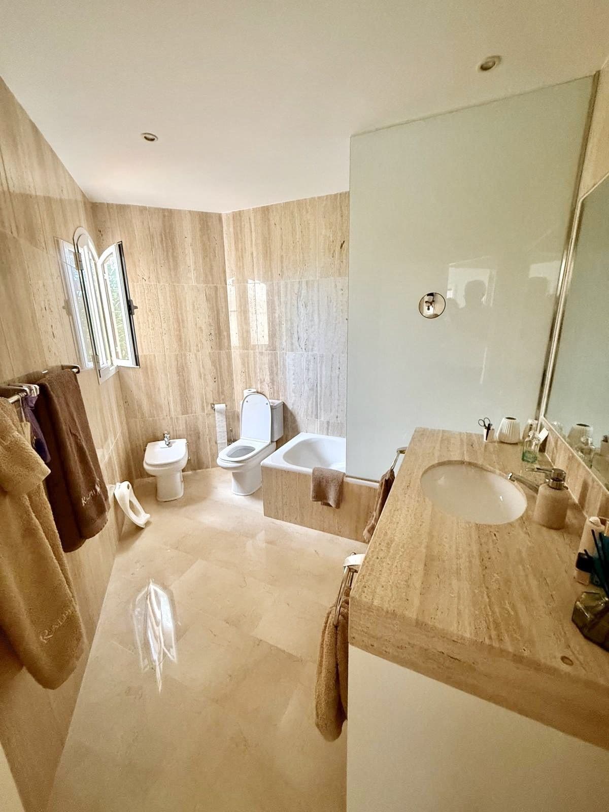 Middle Floor Apartment in Elviria — photo 7 of 10