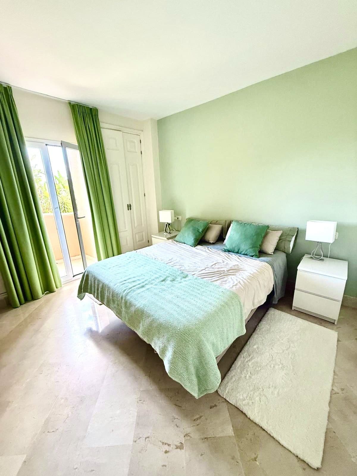 Middle Floor Apartment in Elviria — photo 8 of 10