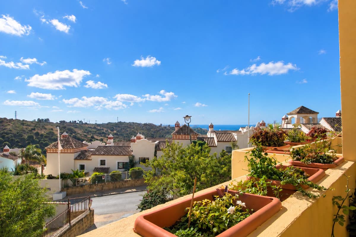 Middle Floor Apartment in Estepona — photo 1 of 10