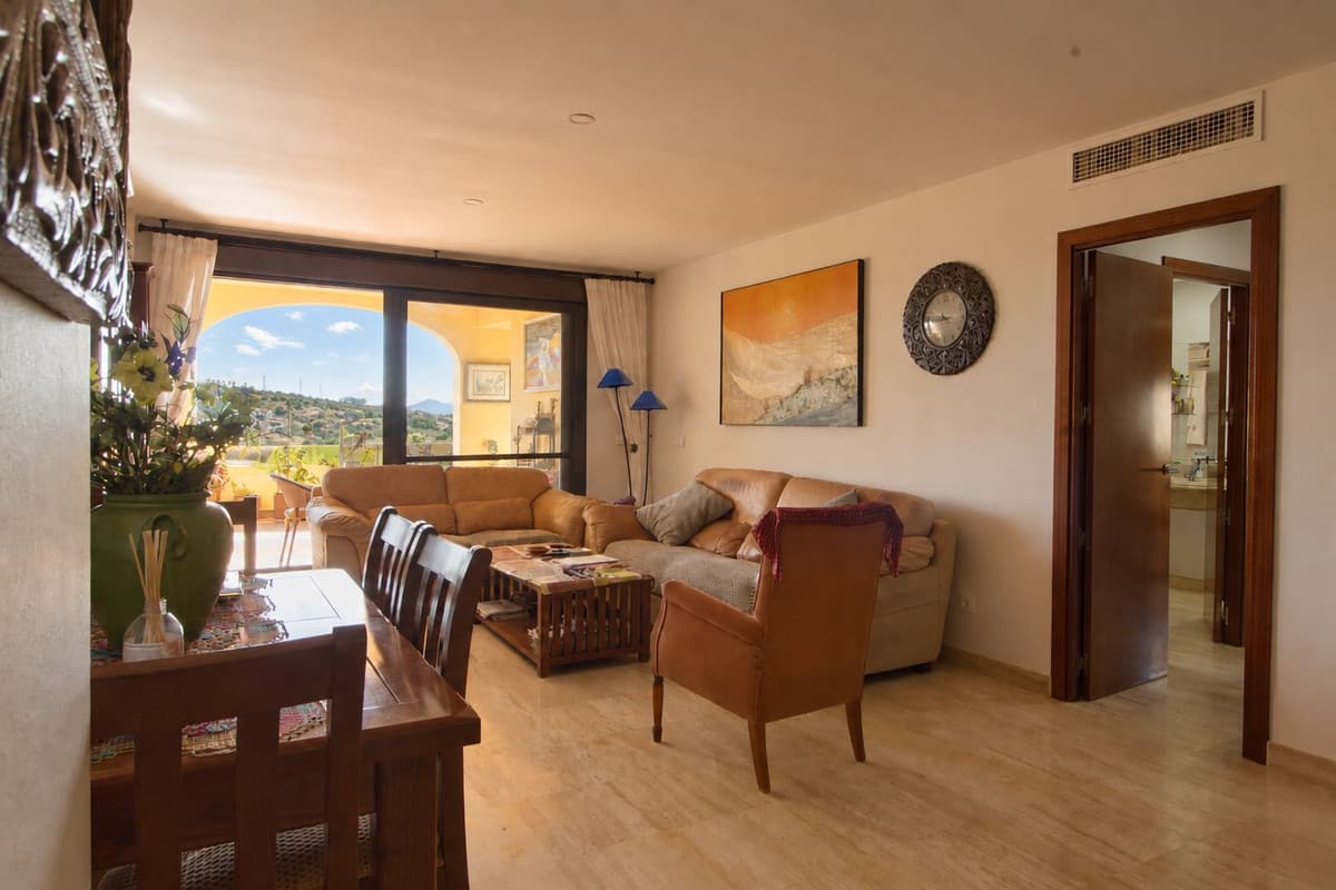 Middle Floor Apartment in Estepona — photo 10 of 10