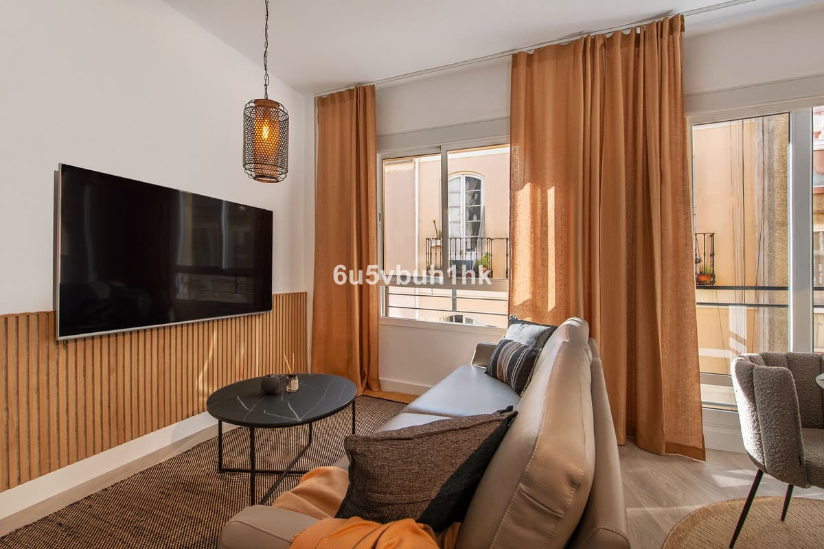 Middle Floor Apartment in Málaga — photo 3 of 10