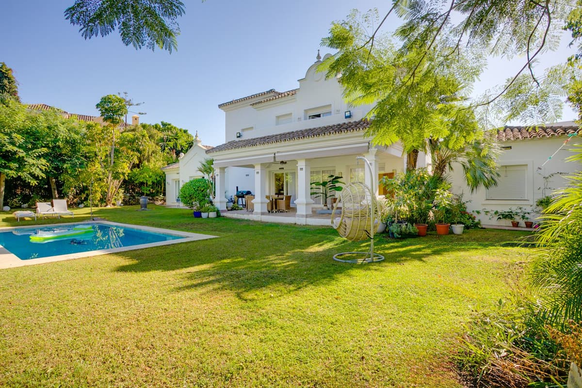 Detached Villa in El Paraiso — photo 1 of 10