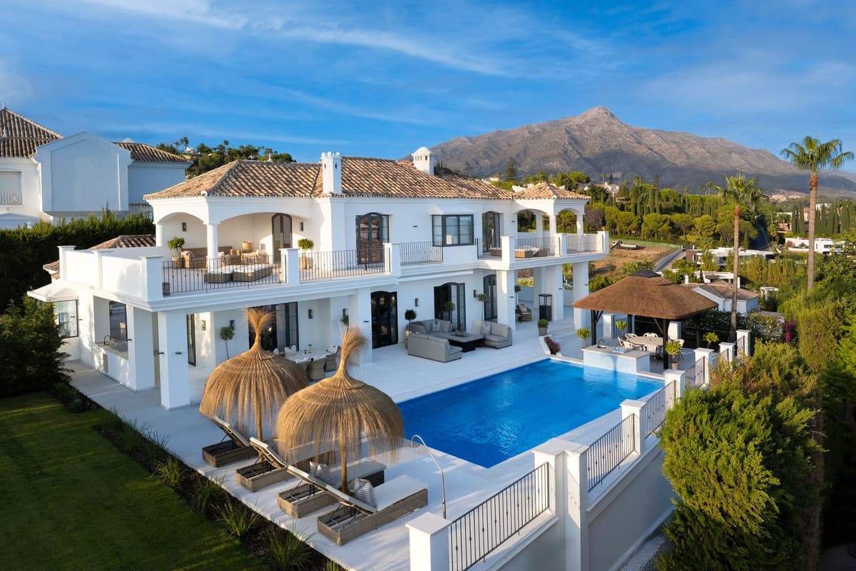 Detached Villa in Nueva Andalucía — photo 1 of 10