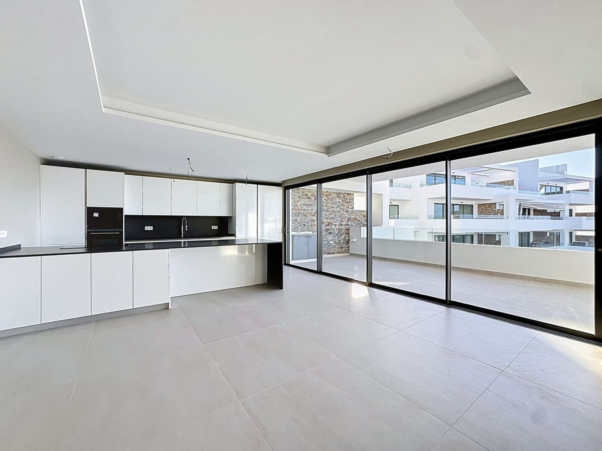 Middle Floor Apartment in Estepona — photo 3 of 10