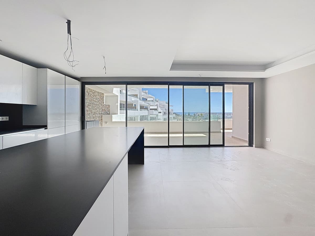 Middle Floor Apartment in Estepona — photo 4 of 10
