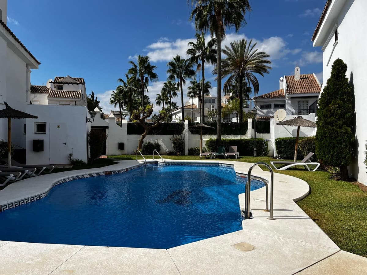 Townhouse in Nueva Andalucía — photo 1 of 10