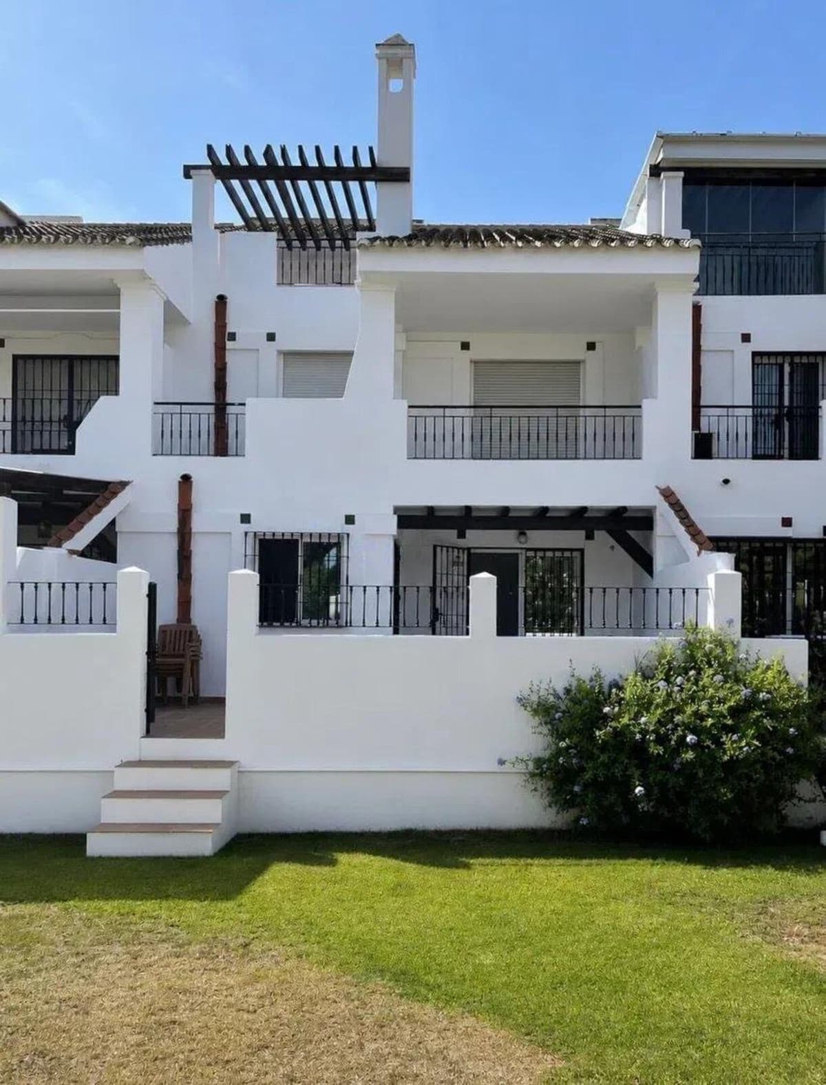 Townhouse in Nueva Andalucía — photo 1 of 10