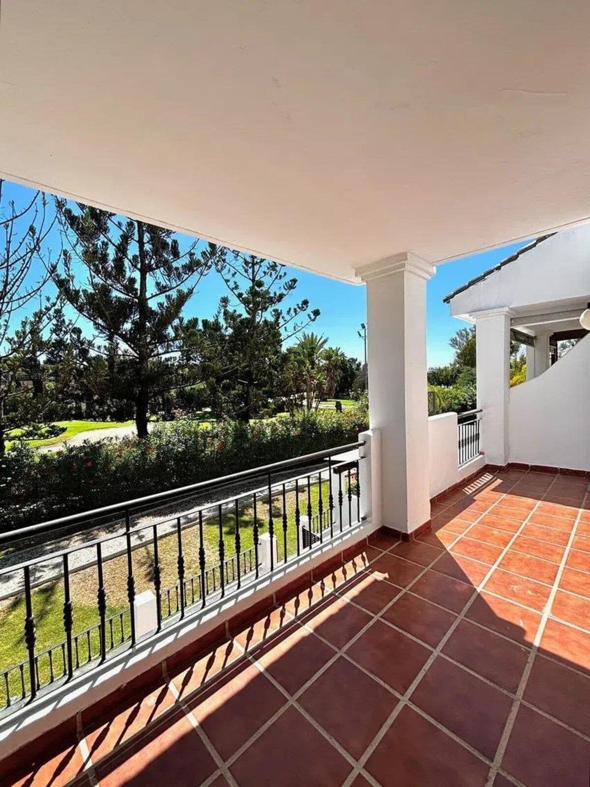 Townhouse in Nueva Andalucía — photo 4 of 10