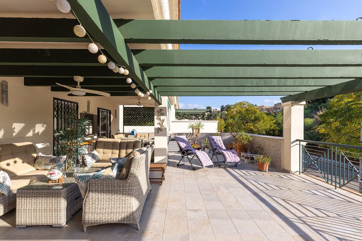 Middle Floor Apartment in Nueva Andalucía — photo 3 of 10