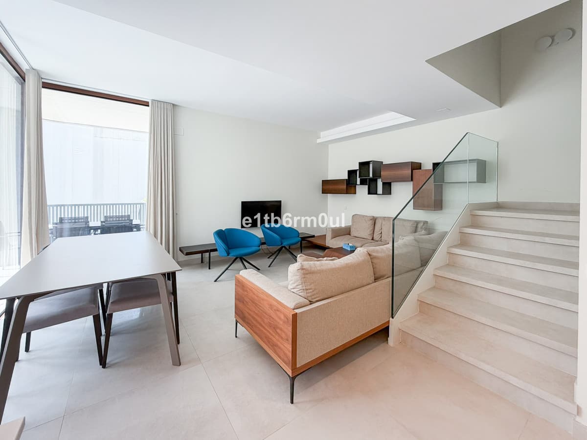 Semi-Detached House in The Golden Mile — photo 3 of 10